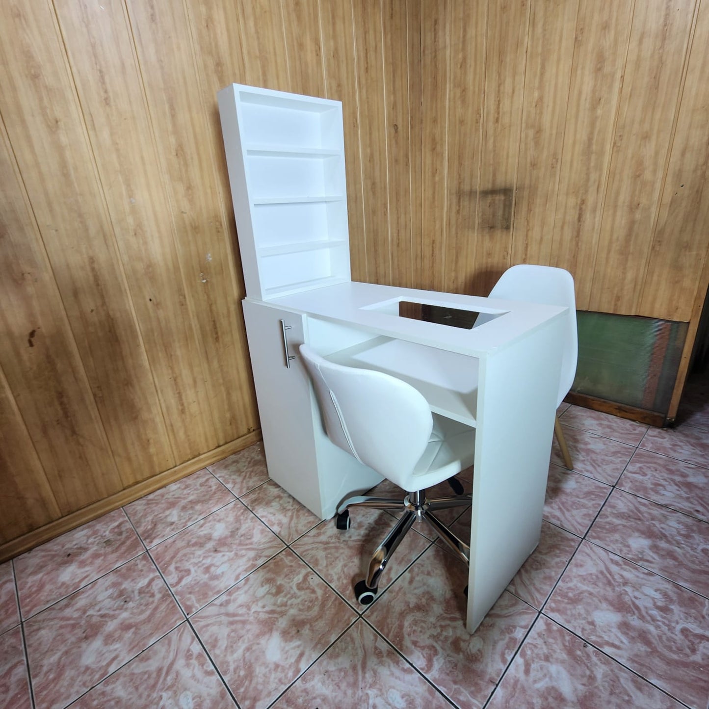 mesa de manicura con puerta y vidrio