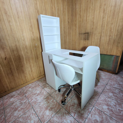 mesa de manicura con puerta y vidrio