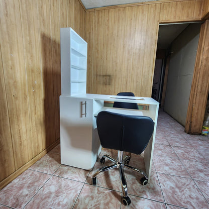 mesa de manicura con puerta y vidrio