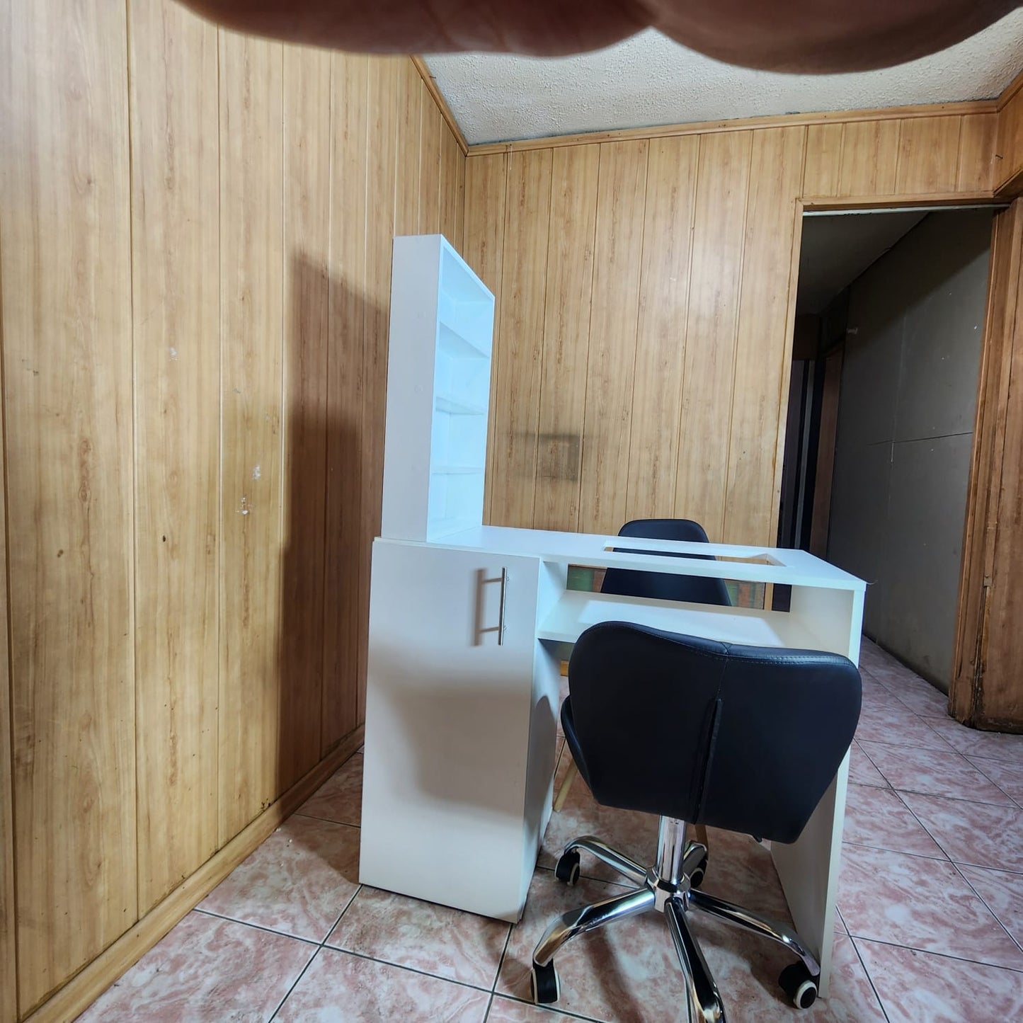 mesa de manicura con puerta y vidrio