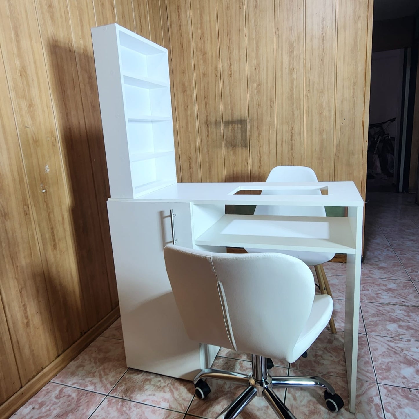 set mesa de manicura con vidrio y puerta