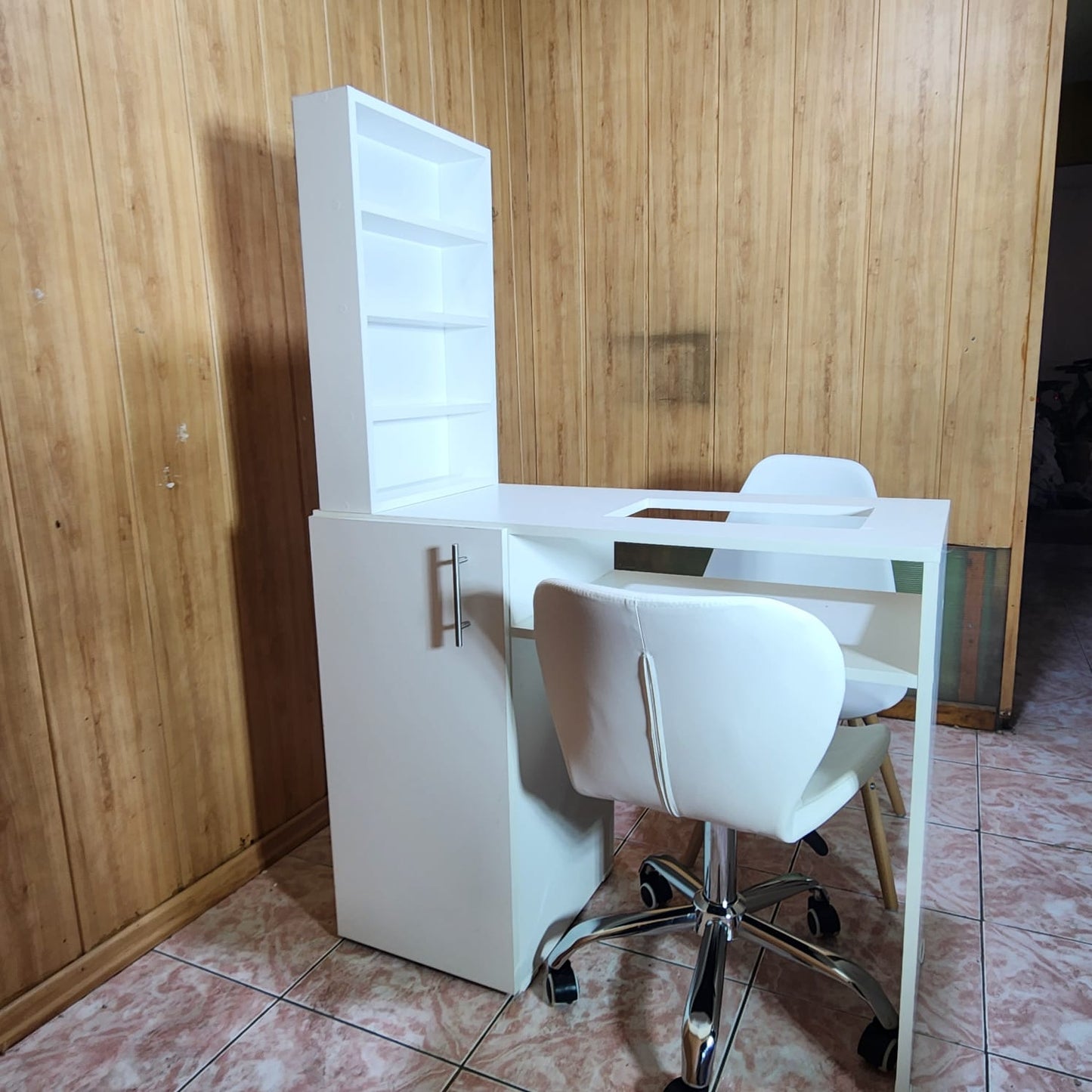 mesa de manicura con puerta y vidrio