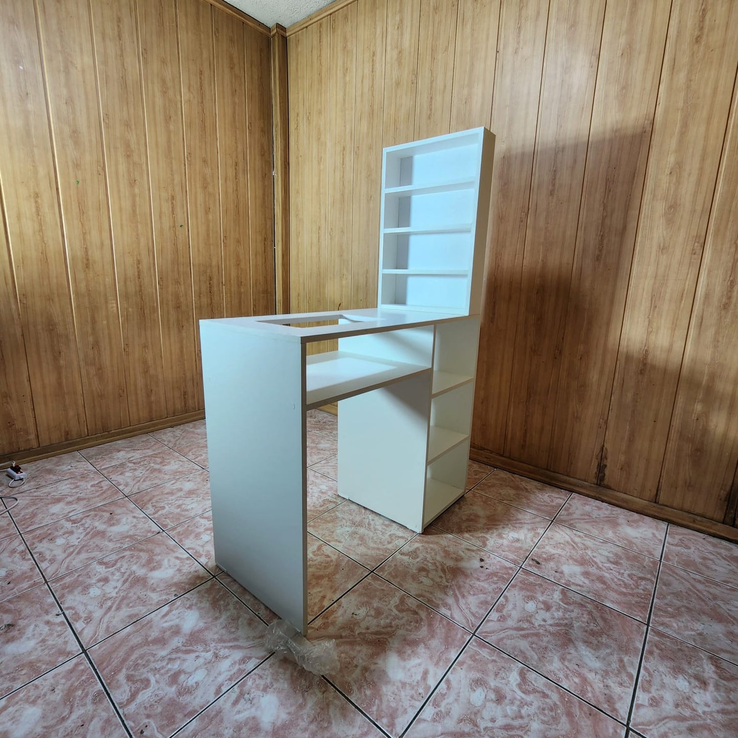 mesa de manicura con vidrio