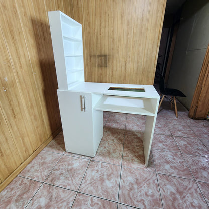 mesa de manicura con puerta y vidrio