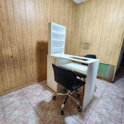 mesa de manicura con puerta y vidrio
