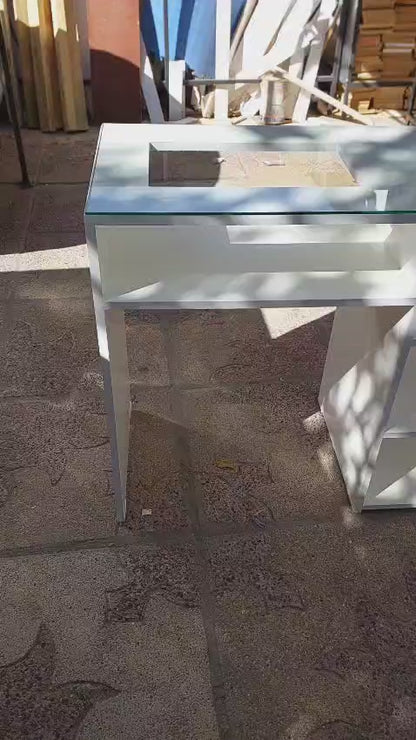mesa de manicura con vidrio